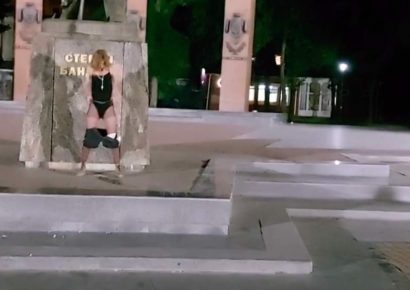 Во Львове женщина справила малую нужду под памятником Степану Бандере