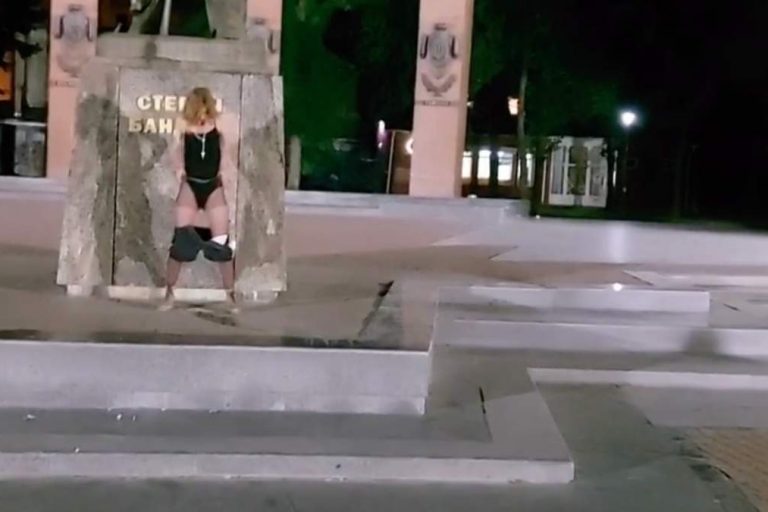 Во Львове женщина справила малую нужду под памятником Степану Бандере