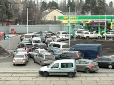 Бензин в Украине уже продают по 90-100 грн за литр: зато без очередей на АЗС