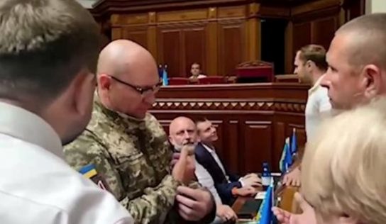 Нардепа Шевченко пристыдили в Раде за военную форму