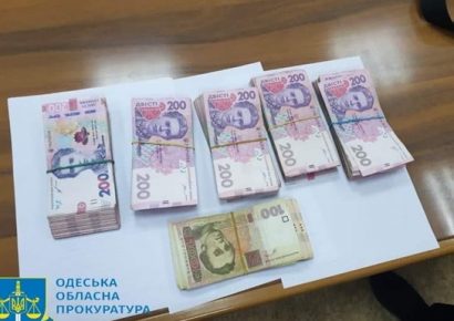 Два чиновника Укрзализныци погорели на крупной взятке