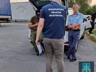 Закарпатский таможенник вымогал взятки у импортеров авто