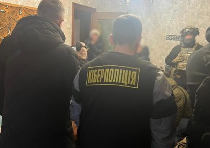 Група шахраїв обіцяла людям соцвиплати та знімала з їхніх карт гроші