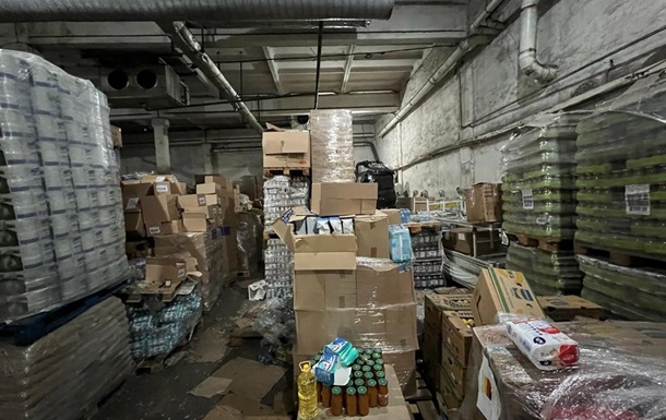 На складах у Києві пcувалися сотні тонн гуманітарної допомоги