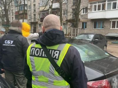 СБУ викрила шахраїв, які виманювали гроші з українців, обіцяючи евакуювати з Бахмуту