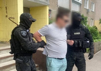 В Киеве полицейский за деньги обещал закрыть уголовное дело