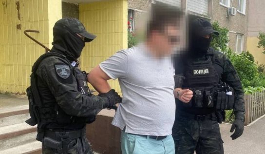 В Киеве полицейский за деньги обещал закрыть уголовное дело