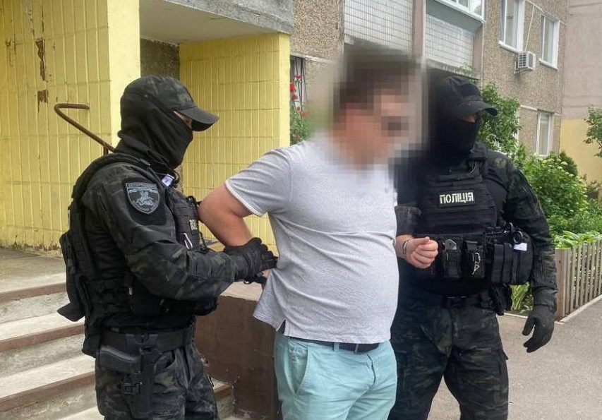 У Києві поліцейський за гроші обіцяв закрити кримінальну справу