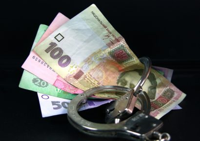 В Киеве псевдополицейский пытался получить деньги из директора скандального детсада