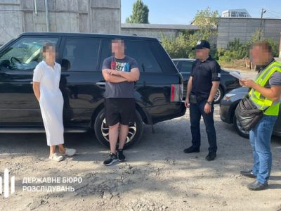В Киеве разоблачены супруги, которые продавали полученные для ВСУ автомобили