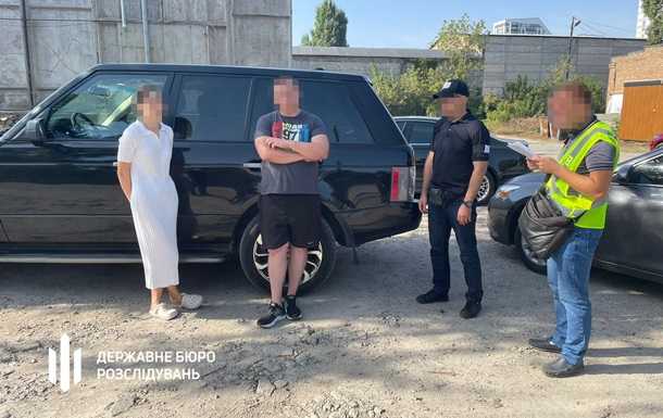 У Київі викрито подружжя, яке продавало отримані для ЗСУ автомобілі