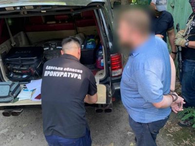 В Одессе на взятке задержали чиновника таможни