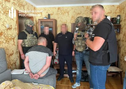 У Вінниці офіцера військкомату та двох лікарів затримали на хабарі. Відео