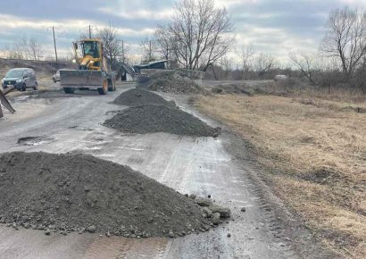 Російські обстріли та поліцейське свавілля: на Сумщині блокують роботу підприємства, що будує дороги до прикордонних сіл