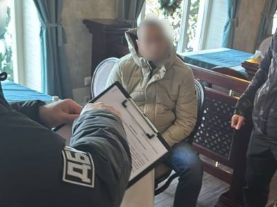 Во Львове на взятке в 38 тысяч долларов задержали таможенника