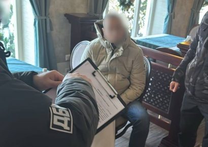 Во Львове на взятке в 38 тысяч долларов задержали таможенника