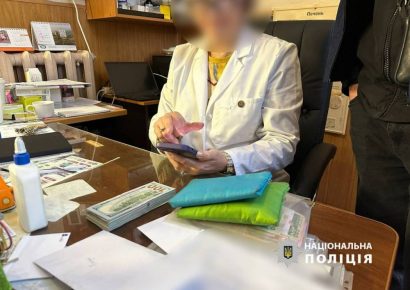 На Буковине у врача-взяточника изъяли наличные на 8,4 млн гривен