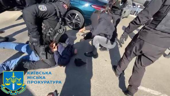 У Києві шахраї, видаючи себе за співробітників ТЦК та ДБР, ошукали чоловіка на 1,7 млн гривень