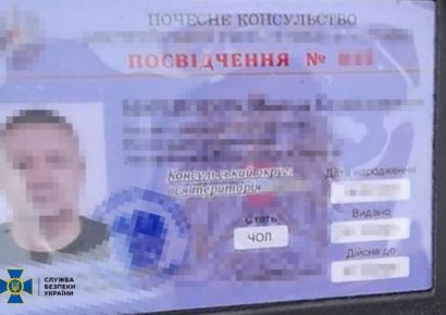 У Києві чоловікам продавали підробні «консульські» посвідчення для виїзду за кордон