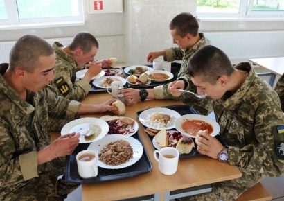 В Ужгороді начальника складу військової частини засудили за втрату харчів на 1,5 млн гривень