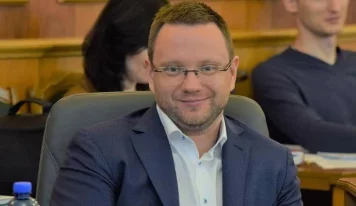 «Слуга народа» Олег Дунда вместе с сожительницей хранят 900 тысяч долларов наличными