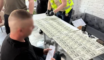 12 тысяч долларов за фальшивое отцовство: разоблачена схема переправки мужчин за границу
