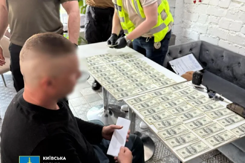 12 тисяч доларів за фальшиве батьківство: викрито схему переправлення чоловіків за кордон