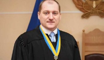 Скандалы, самоотводы и общежитие для глухих: как судья из Черновцов превратил мантию в привилегию