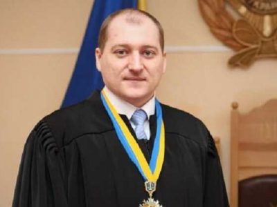 Скандалы, самоотводы и общежитие для глухих: как судья из Черновцов превратил мантию в привилегию
