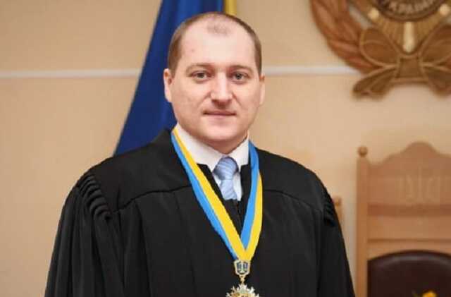 Скандали, самовідводи і гуртожиток для глухих: як суддя з Чернівців перетворив мантію на привілей