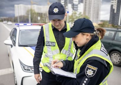 Заради “броні”. Чиновник Міноборони “влаштовував” на оборонний завод за 10 тисяч доларів