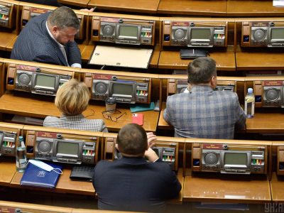 Народные депутаты втрое увеличили себе выплаты