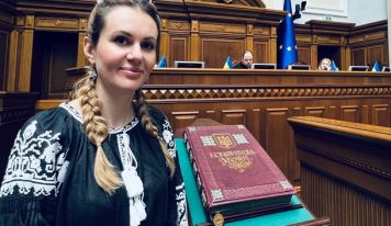 У народної депутатки Ганни Скороход проходять обшуки. Її підозрюють в отриманні крупного хабаря