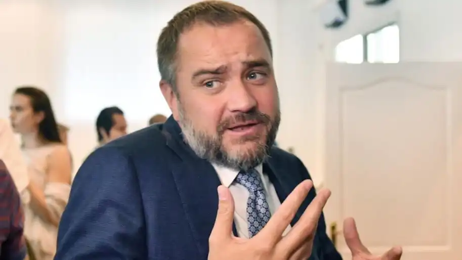 «Фейкова інвалідність» і втеча від правосуддя: ексголова УАФ Андрій Павелко залишив Україну на тлі корупційного скандалу